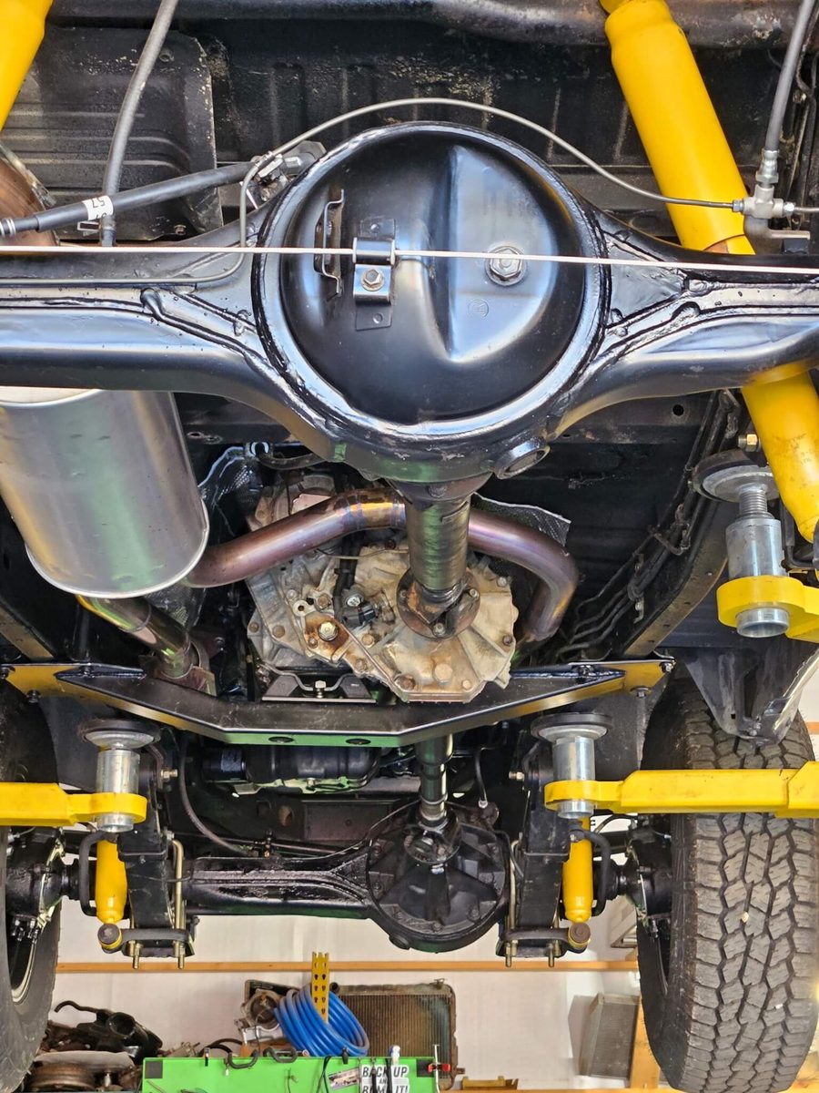 Rear axle undercarriage with exhaust and suspension