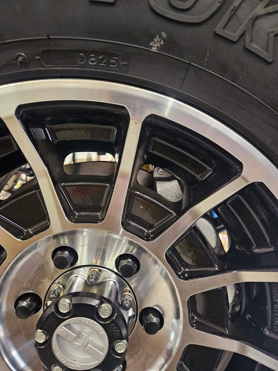 Aisin free wheeling hub and wheel detail